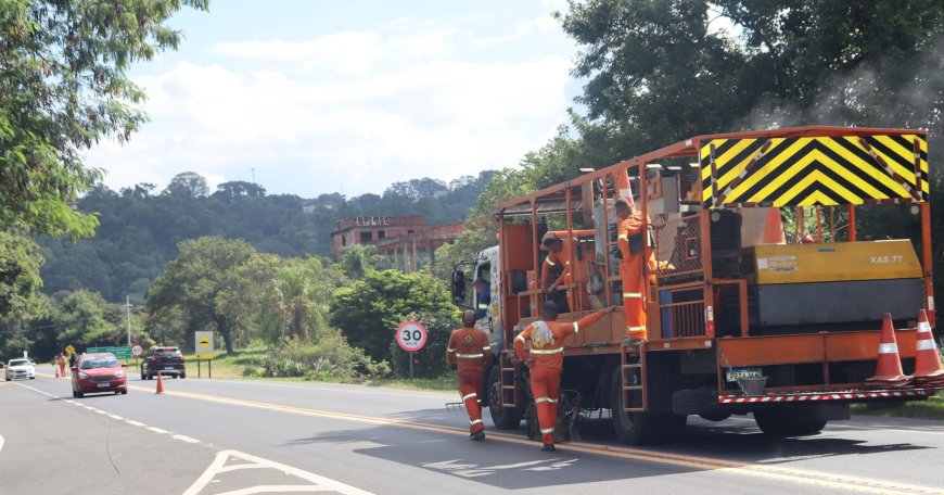 Rodovia Engenheiro Geraldo Mantovani recebe pintura de faixas