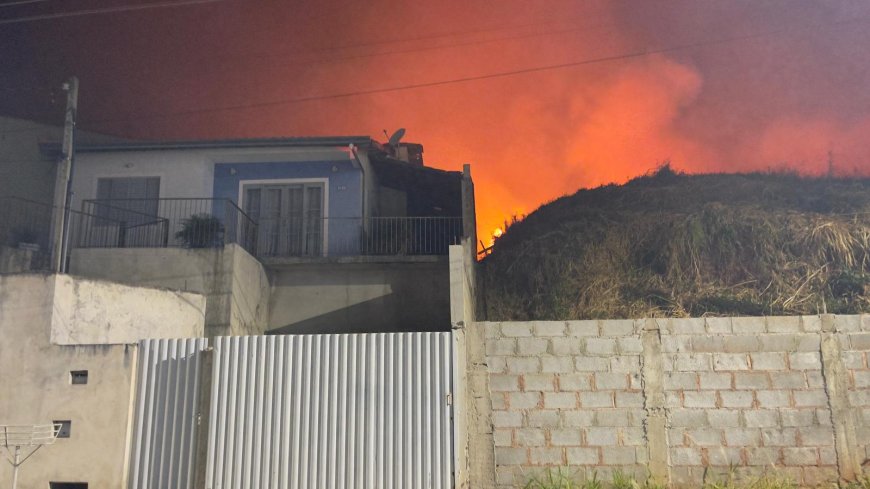 Fogo de grandes proporções atinge Vila Dirce