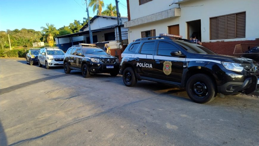 Forças policiais de Serra Negra cumprem mandado de busca domiciliar no Bairro das Posses