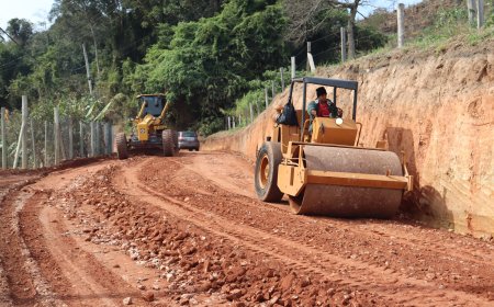Estrada Municipal do Bairro dos Cunhas recebe pavimentação asfáltica