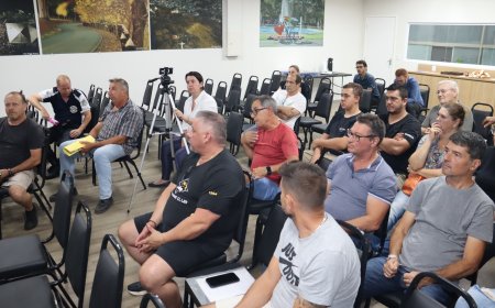 Reunião com moradores, comerciantes e empreendedores discute alterações na Rua Petrópolis