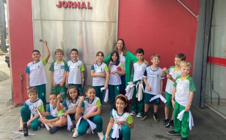 Alunos do Colégio Libere Vivere visitam a redação e gráfica do Jornal O Serrano