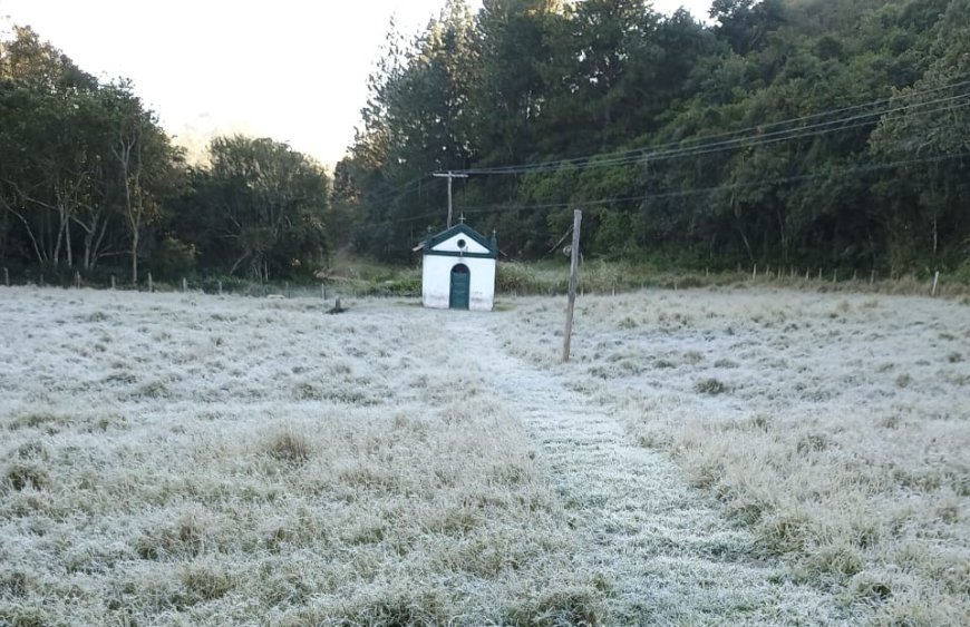 Temperaturas atingem 4°C e criam cenário de geada em Serra Negra