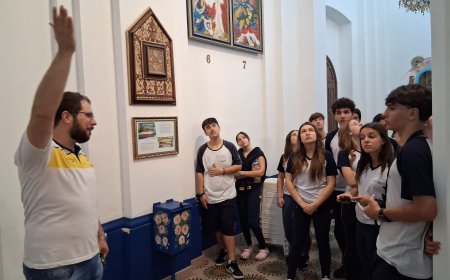 Alunos do Colégio Reino visitam Igreja de São Benedito e conhecem obras do artista plástico Cid de Abreu