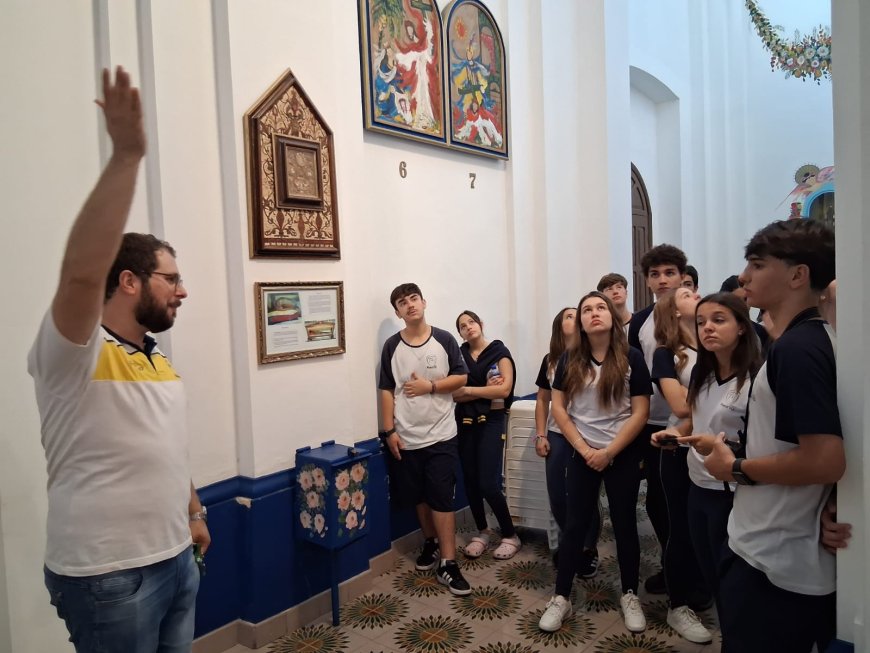 Alunos do Colégio Reino visitam Igreja de São Benedito e conhecem obras do artista plástico Cid de Abreu