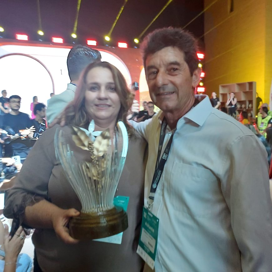 Rosana e Roberto Marchi, proprietários do Sítio São Geraldo e da marca Café Nonno Marchi seguram troféu conquistado em Belo Horizonte