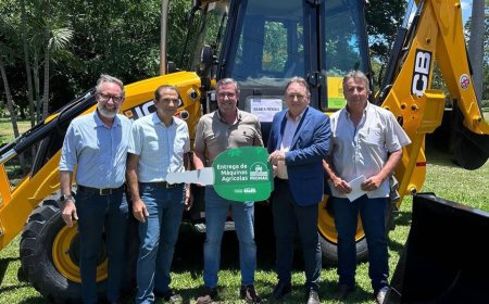 Serra Negra recebe retroescavadeira viabilizada por recurso parlamentar