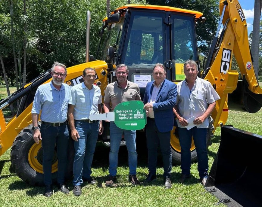 Serra Negra recebe retroescavadeira viabilizada por recurso parlamentar