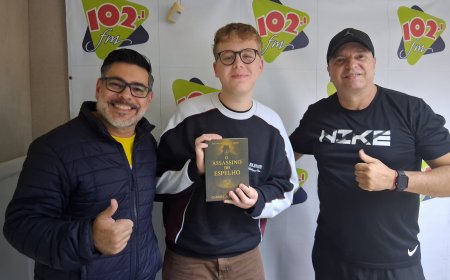 Escritor de Serra Negra apresenta livro em programa de rádio de Bragança Paulista