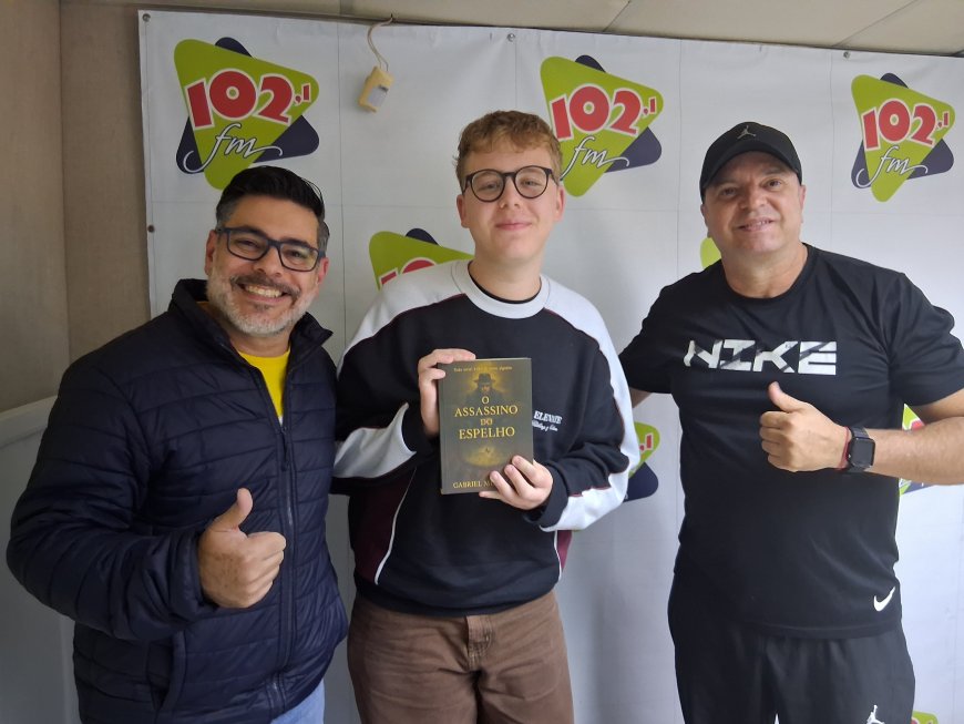 Escritor de Serra Negra apresenta livro em programa de rádio de Bragança Paulista
