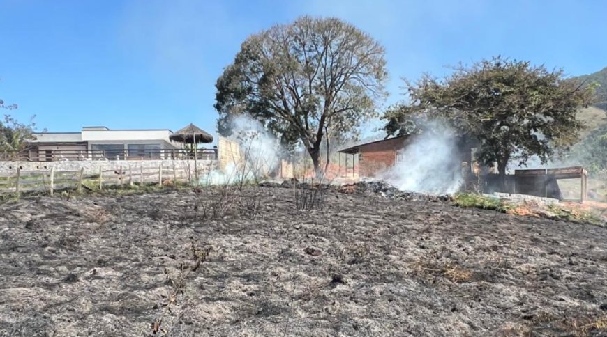 Incêndio provocado por queima irregular atinge área de 10 mil metros quadrados em Socorro