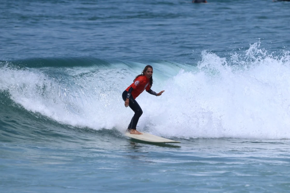 Aos 62 anos, Angela Bauer se torna a primeira campeã de longboard 60+ nos Master Games Brasil