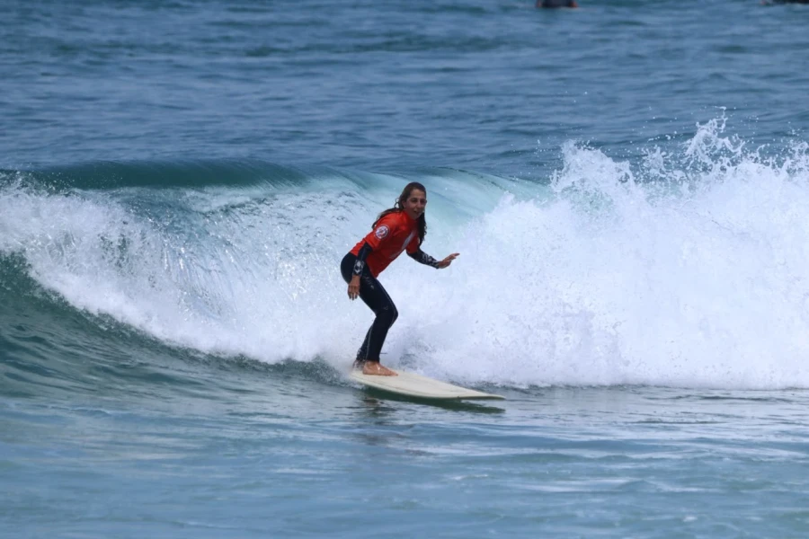 Aos 62 anos, Angela Bauer se torna a primeira campeã de longboard 60+ nos Master Games Brasil